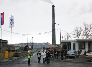 Acțiune de distribuție a publicației Colectivul Muncitorilor la intrarea principală a RTB (Întreprinderea Minieră a Bazinului Bor), ianuarie 2013/Distributing the Workers' Collective at the main entrance of the RTB, January 2013