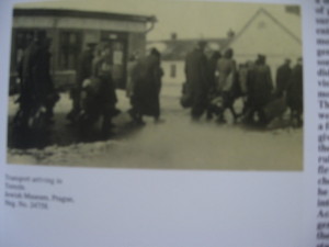 Un transport sosește la Terezin. Muzeul Evreiesc, Praga, Neg. no. 24758