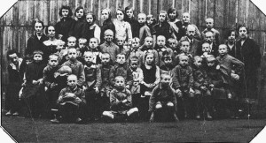 Korczak and the children in the 1920s. Source: en.wikipedia.org