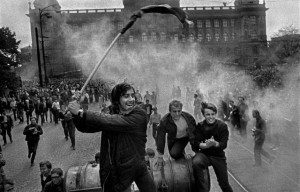 Invadarea Cehoslovaciei de către trupele țărilor semnatare ale Pactului de la Varșovia. Praga, 1968. Foto: Josef Koudelka. Copyright: Magnum Photos
